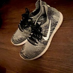 NIKE Flyinit Free Size 8